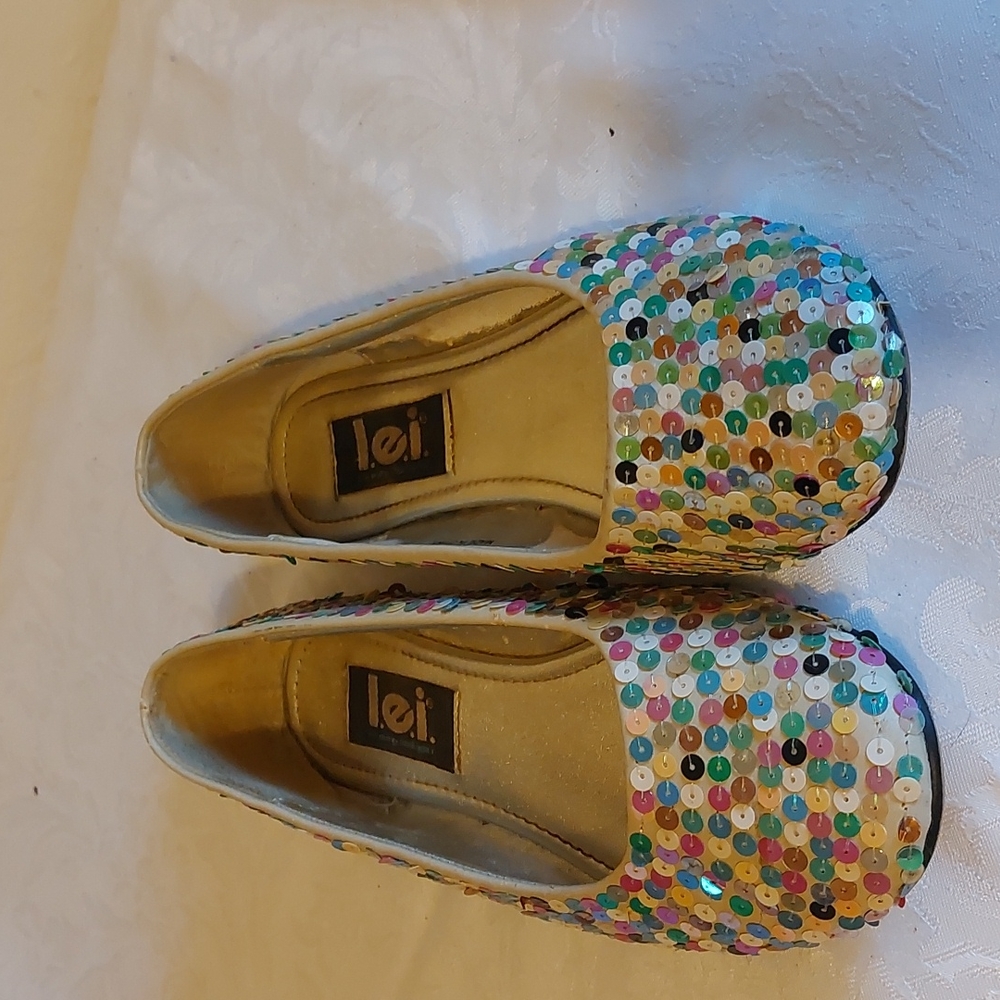 L.e.i. sequin flats. Pre-owned, good condition.